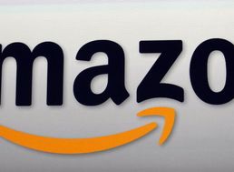 Na archívnej snímke logo internetového obchodu Amazon v Santa Monice.
