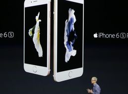 Na archívnej snímke riaditeľ firmy Apple Tim Cook predstavuje nový telefón iPhone 6S a väčší 6S 
