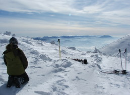 Pohľad spod vrcholu Chlebu nad lyžiarskym strediskom Vrátna smerom na Veľkú Fatru