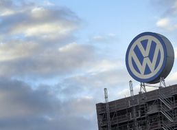 Logo koncernu Volkswagen na budove vo Wolfsburgu
